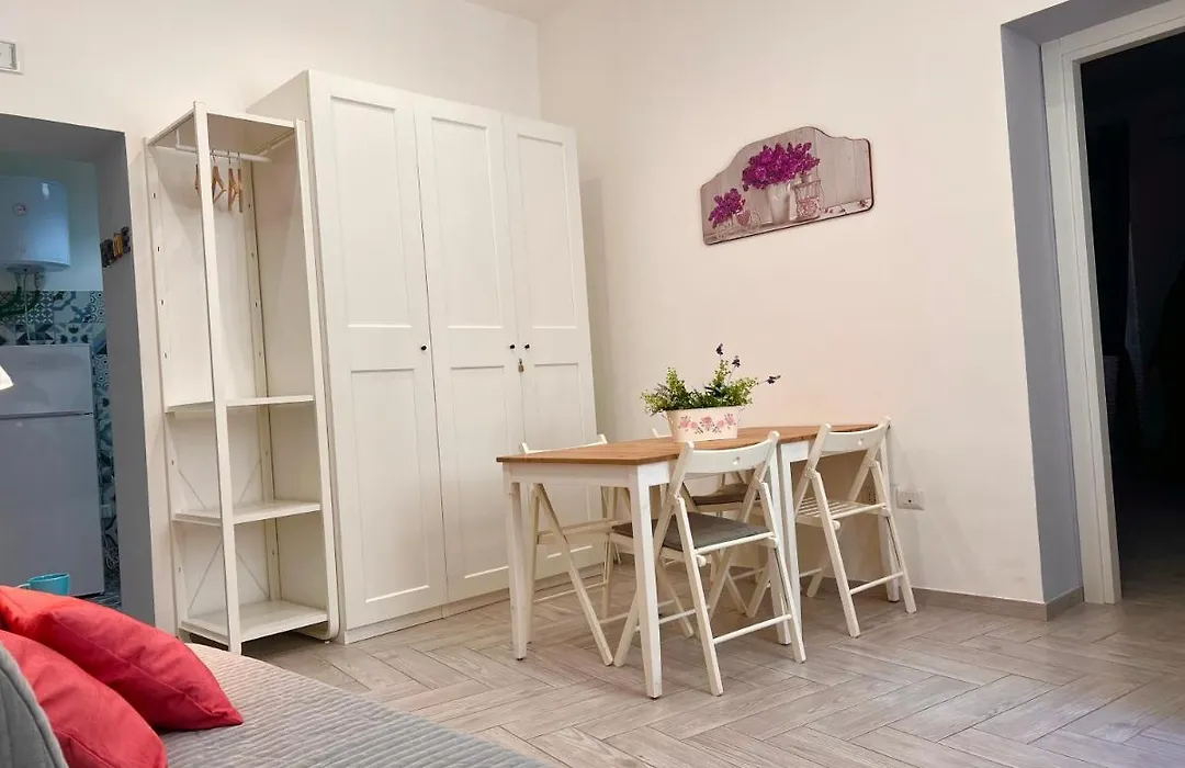Vico Longo 25 - Ensuit Flat In The Heart Of Naples-1